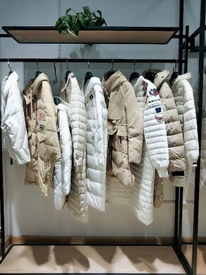 四季服装批发 朗文斯汀冬季新款羽绒服尾货，抢抓服装服饰批发商机